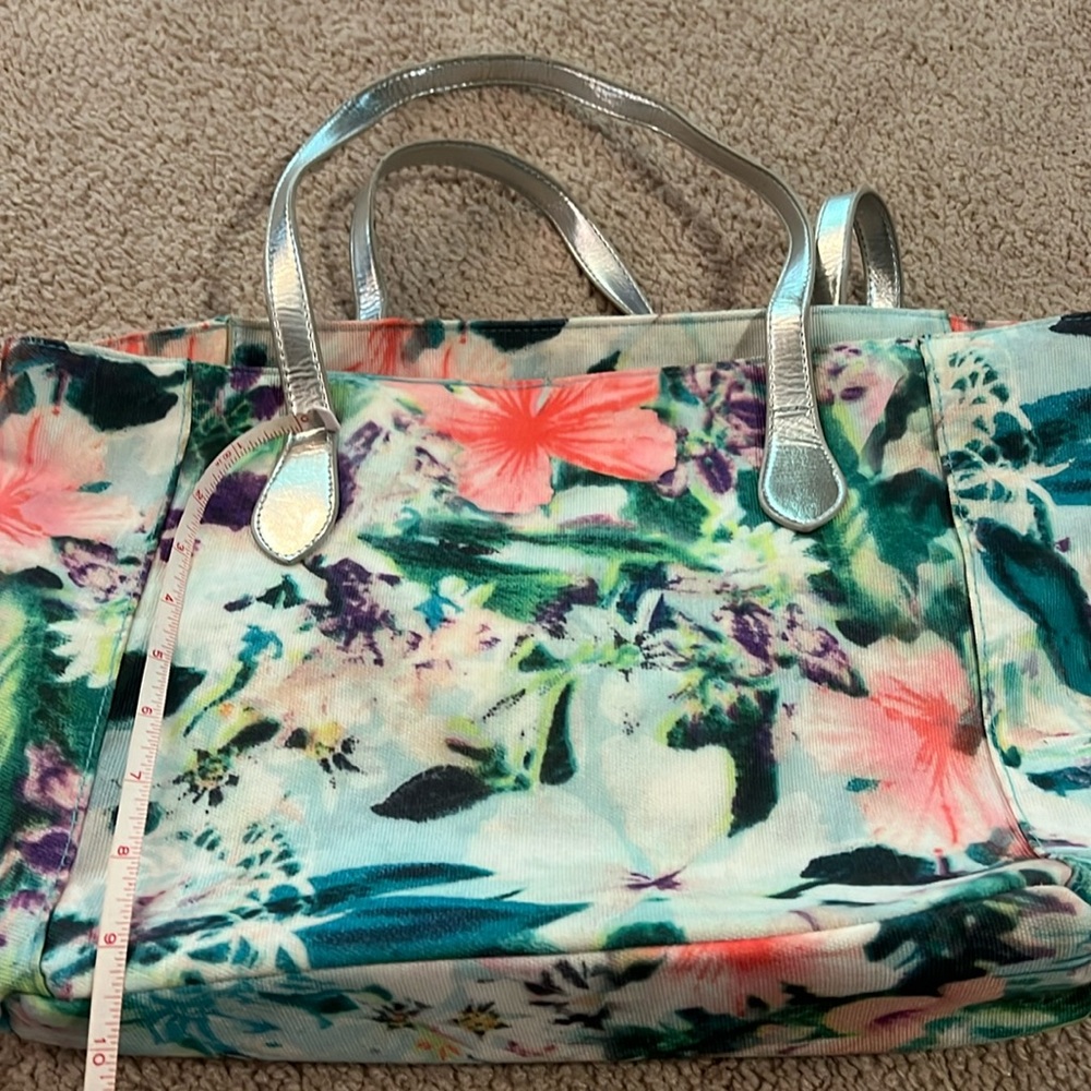 Women’s floral purse zipper closure